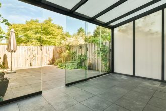 Véranda moderne à Rouen : des idées pour un espace lumineux et agréable !